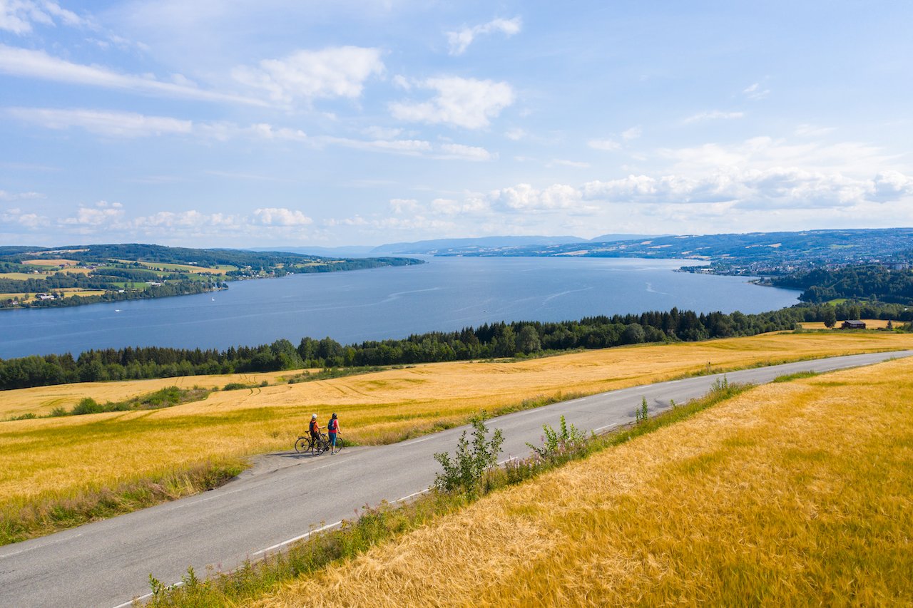Mjøstråkk Cycling route - lake Mjøsa - View towards Gjøvik-Hans Hauge - Visit Innlandet