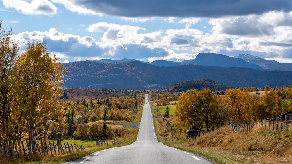 Long road with a view-Fredrik Ahlsen_Maverix Media - Visit Norway