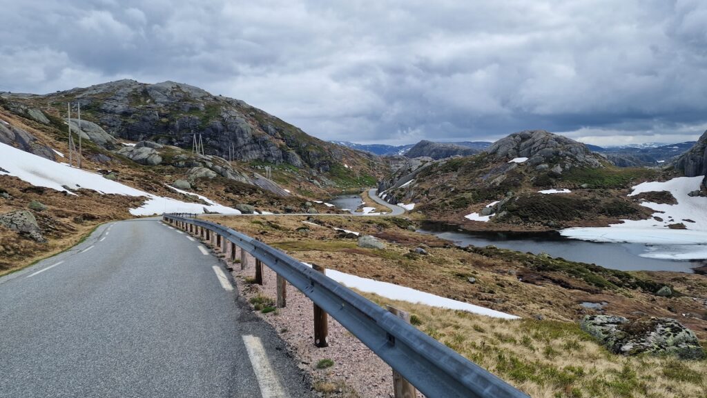 Cold and windy over Lysevegen mountain pass