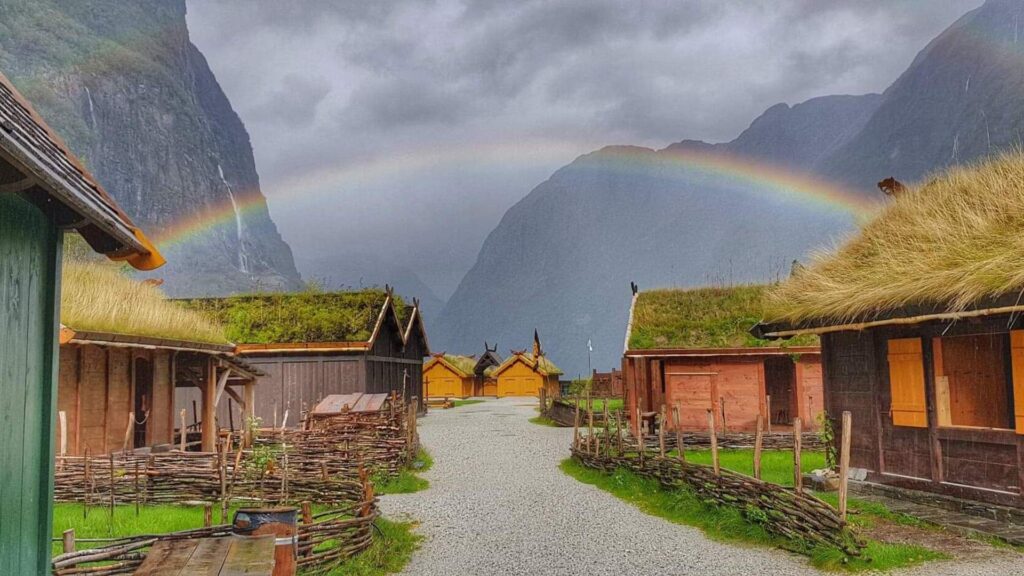 ?file=Njardarheimr_Vikinglandsby_bg06722_14679046.jpg&dh=389&dw=800&t=4 - Cycle Norway