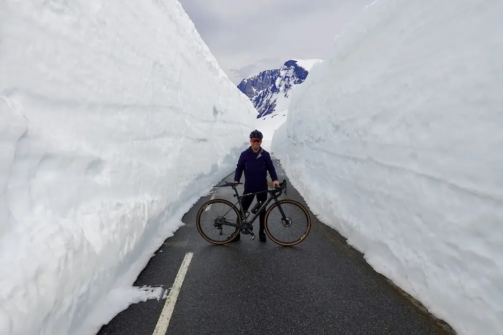 Die Schneewände von Trollstigen – Cycle Norway