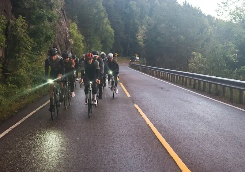 Road Captain Hans bei einer „Dawn Patrol“-Tour am frühen Morgen in Oslo – Cycle Norway